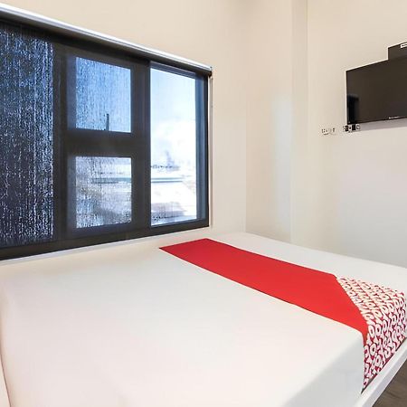 Oyo 563 Mytown New York Hotel Taguig Exterior photo