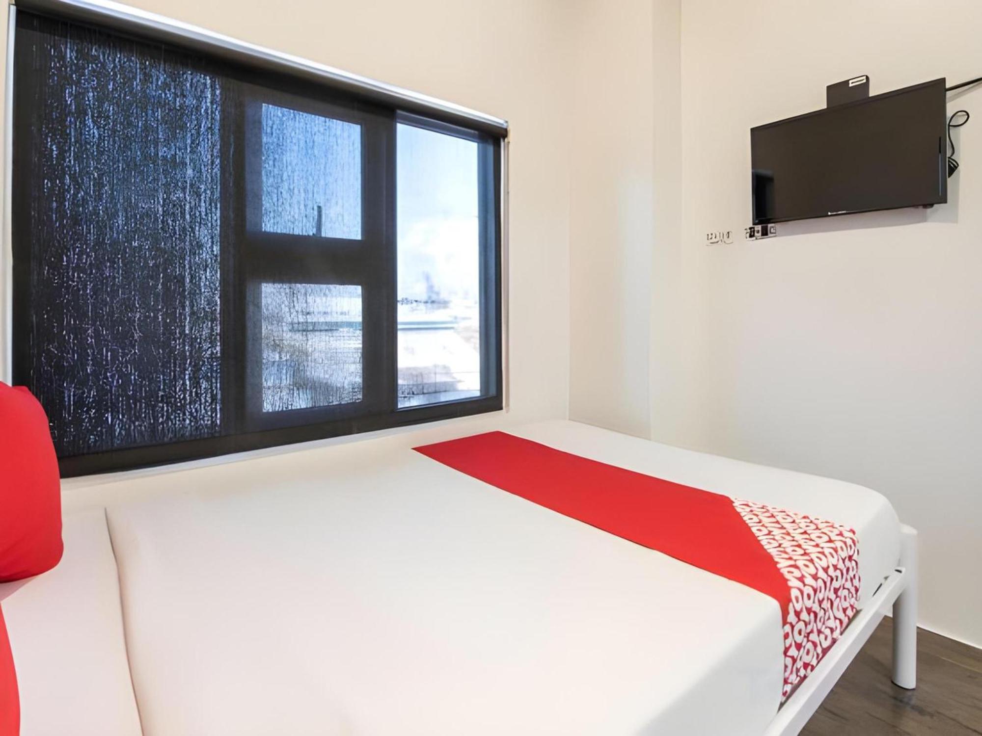 Oyo 563 Mytown New York Hotel Taguig Exterior photo