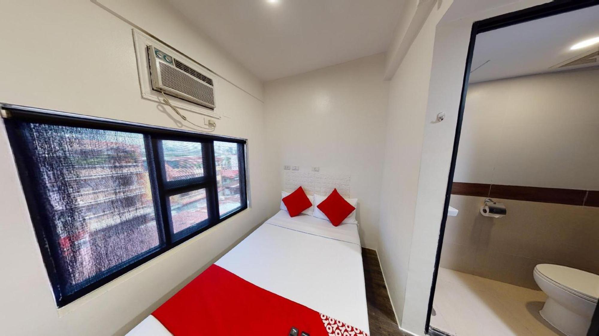 Oyo 563 Mytown New York Hotel Taguig Exterior photo