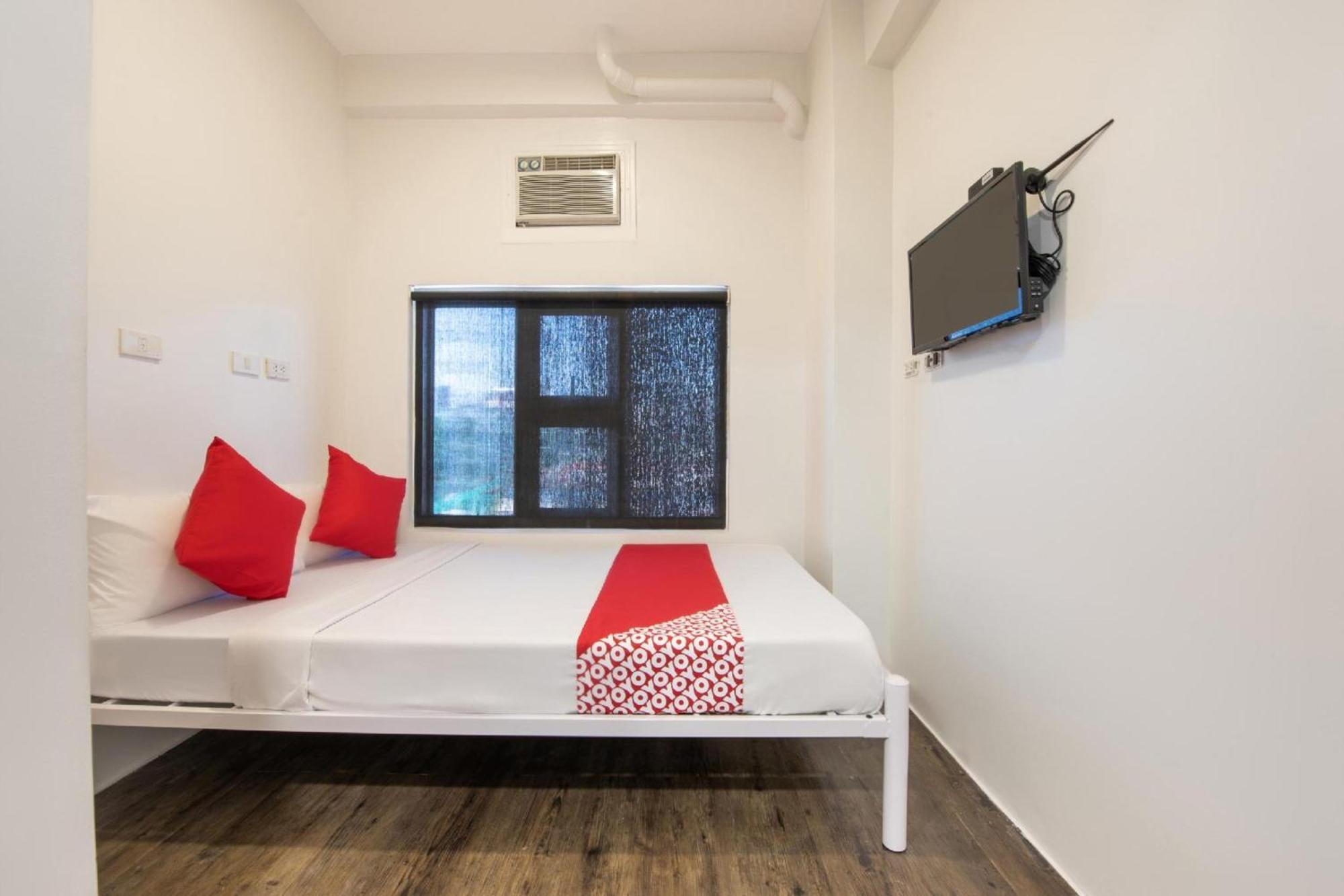 Oyo 563 Mytown New York Hotel Taguig Exterior photo