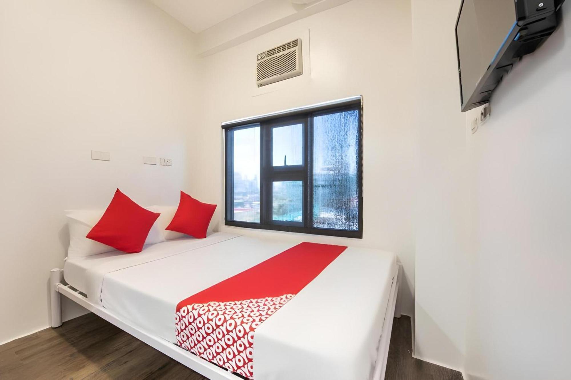 Oyo 563 Mytown New York Hotel Taguig Exterior photo